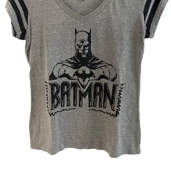 Batman Tee shirt L Large Youth V-Neck Gray‎ Black Batman Graphic Short Sleeve - Picture 4 of 7